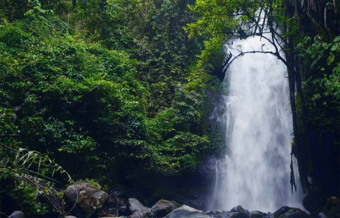 Keindahan Alam Air Terjun Batu Layang di Tengah Pegunungan