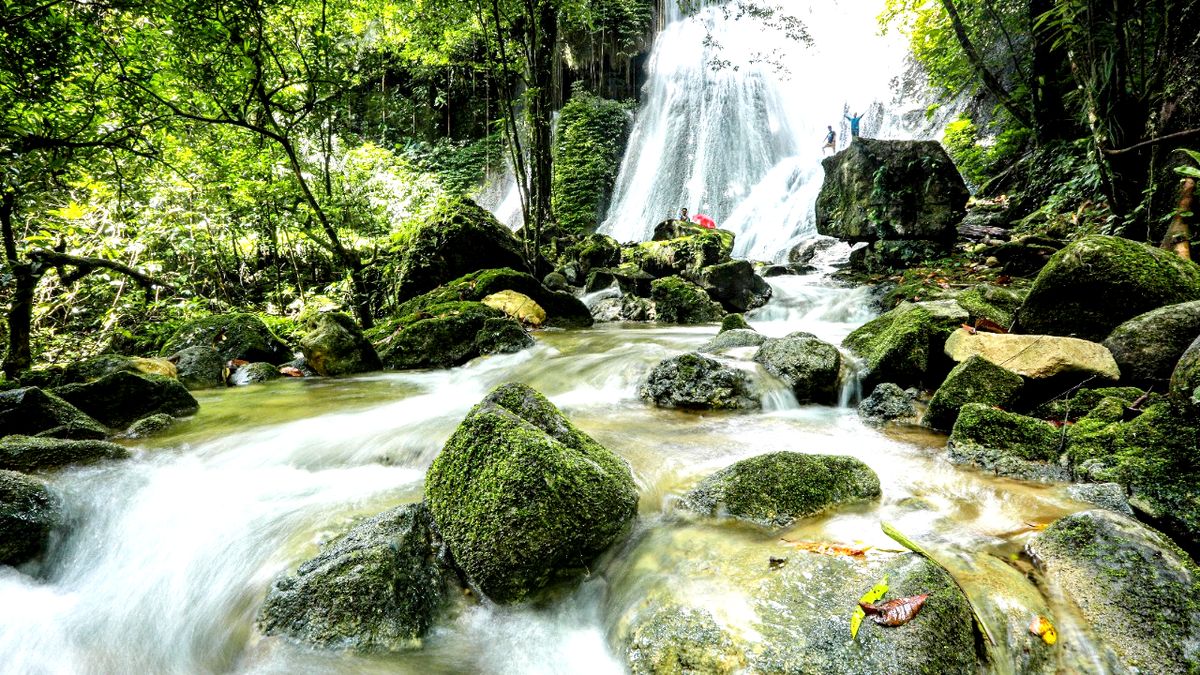 Keindahan Alam Air Terjun Ceuraceu di Sukabumi