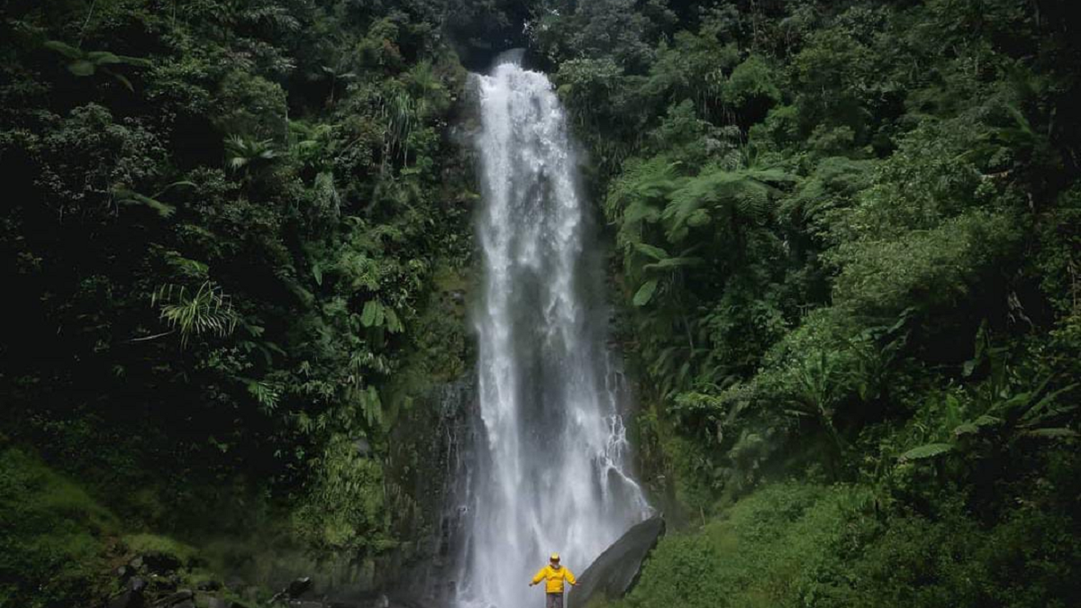 Keindahan Alam Air Terjun Cisasarap di Garut yang Menawan