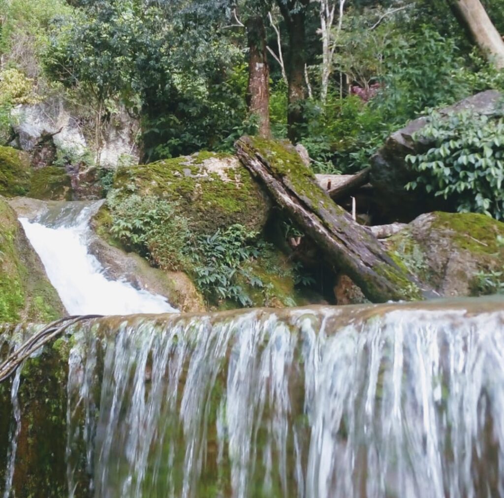 Keindahan Alam Air Terjun Gunung Suku di Tengah Pegunungan