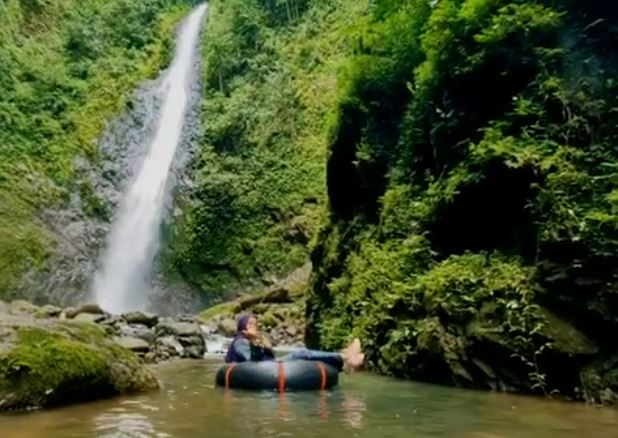 Keindahan Alam Air Terjun Mangapan di Tengah Pegunungan