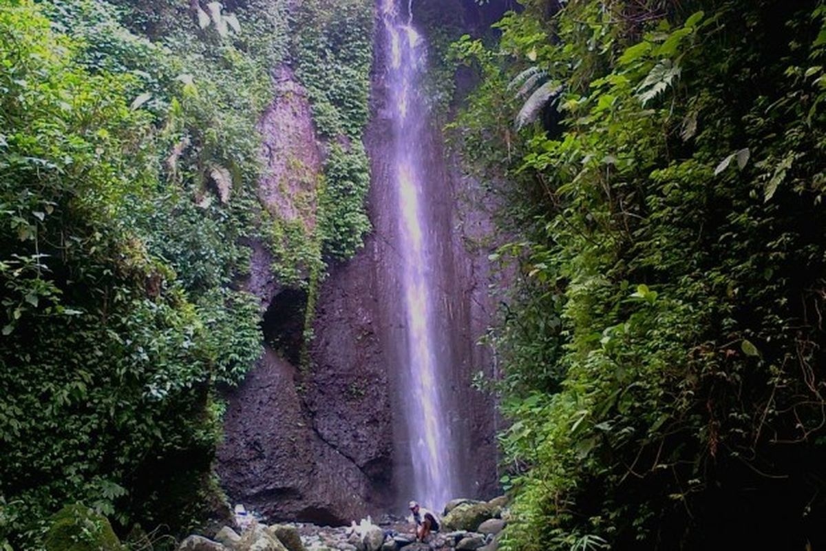Keindahan Alam Air Terjun Nangka di Tengah Hutan Tropis