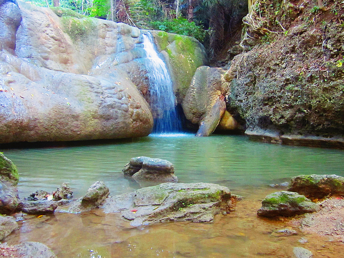 Keindahan Alam Air Terjun Oenesu di Sulawesi Utara