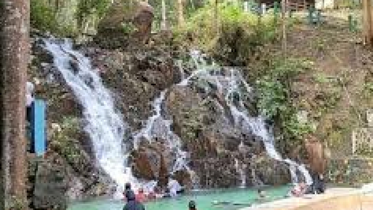 Keindahan Alam Air Terjun Pongkar di Tengah Perbukitan
