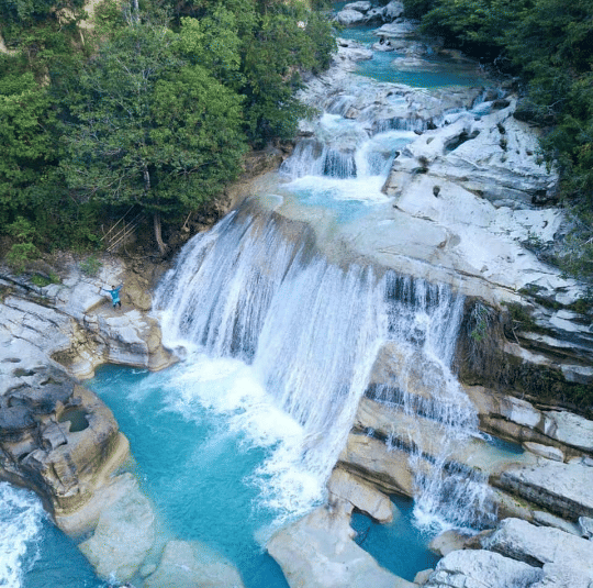 Keindahan Alam Air Terjun Sura di Pulau Sumba