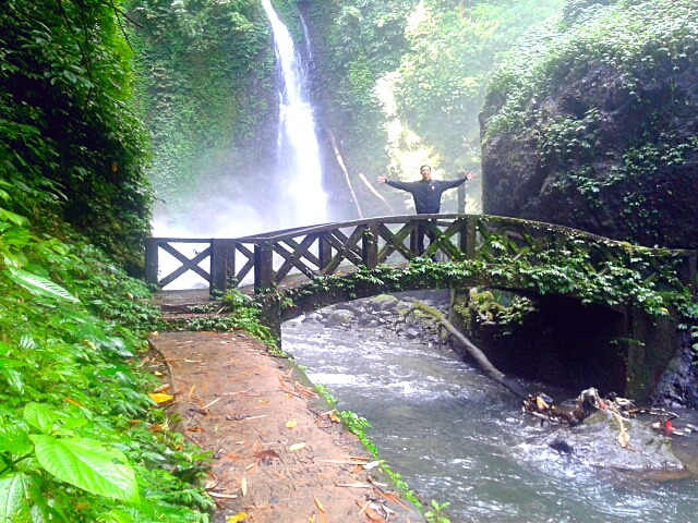 Keindahan Alam Air Terjun Tahapan Telu Kali di Bali