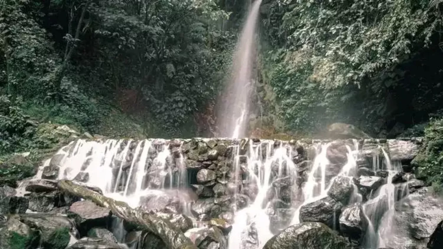Keindahan Tersembunyi Air Terjun Ngumpet di Tengah Alam