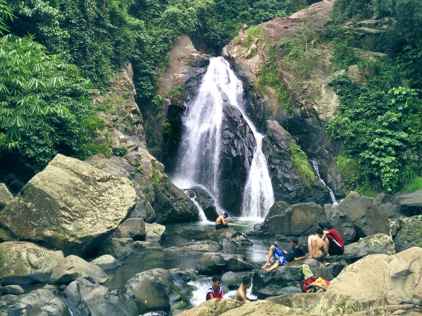 Keindahan Air Terjun Grahong di Jawa Barat