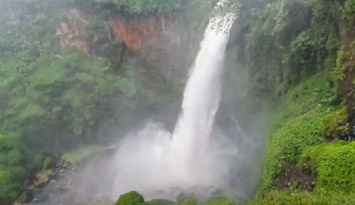 Keindahan Air Terjun Telun Berasap di Tengah Alam Rimbun