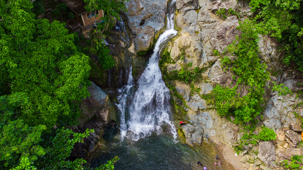 Keindahan Alam Air Terjun Bukit Gerinting di Aceh
